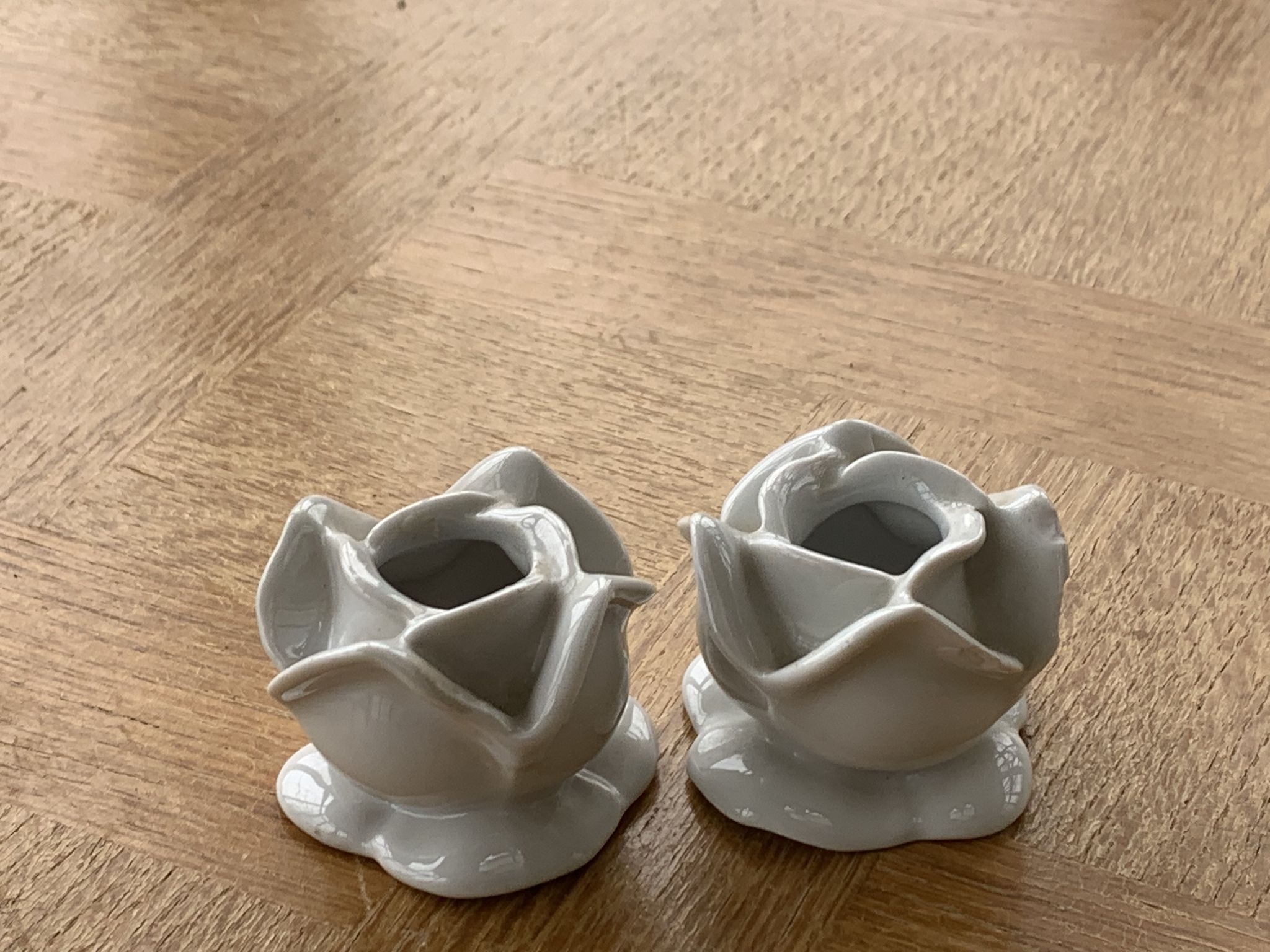 Deux bougeoirs fleurs en porcelaine blanche vintage