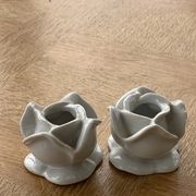 Deux bougeoirs fleurs en porcelaine blanche vintage