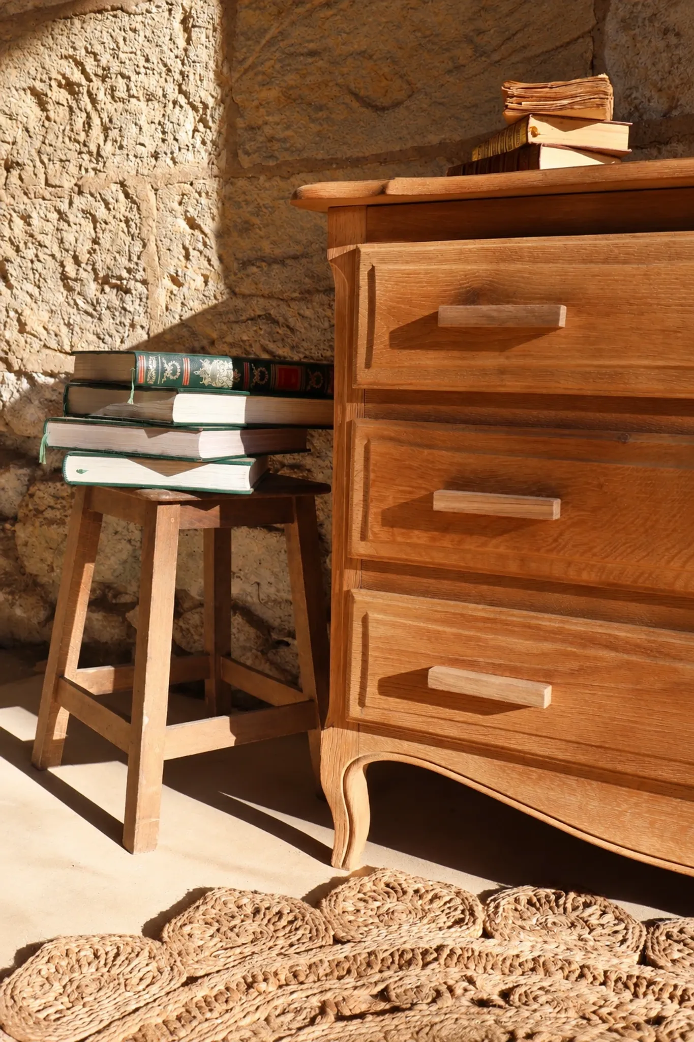 Small antique chest of drawers in light oak – 3 drawers