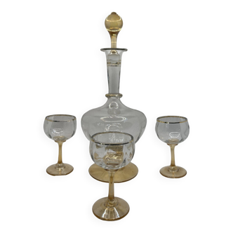 Lot carafe à liqueur et trois verres à pied