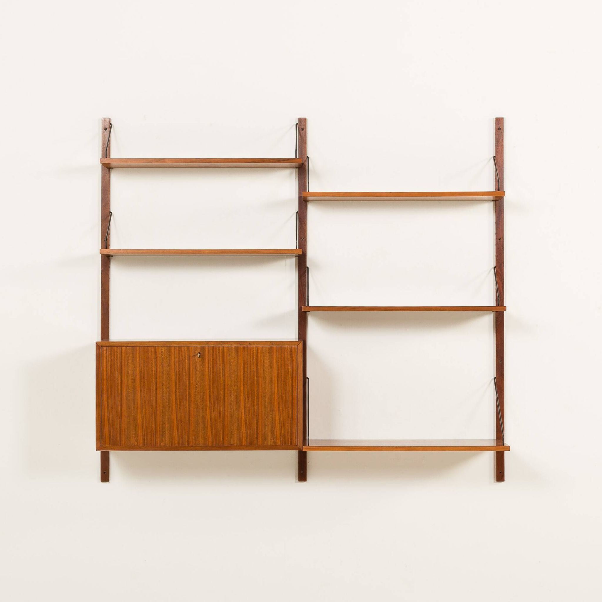 Poul Cadovius shelving unit with a desk in walnut for Cado, 1960s