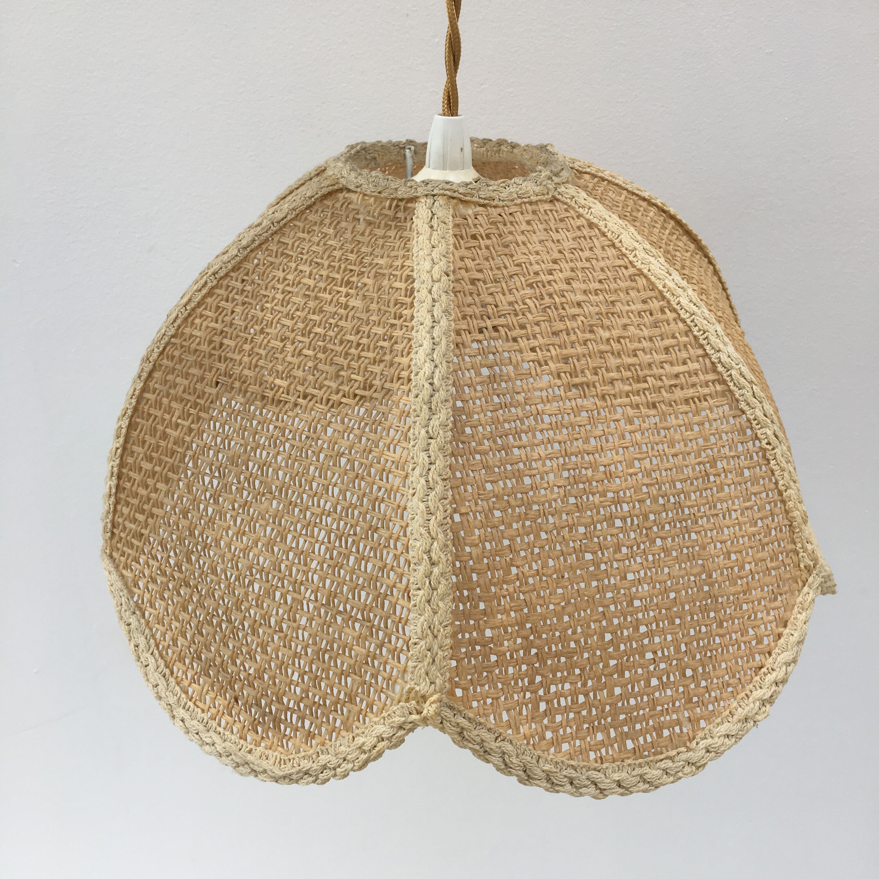Vintage suspension in natural fibers
