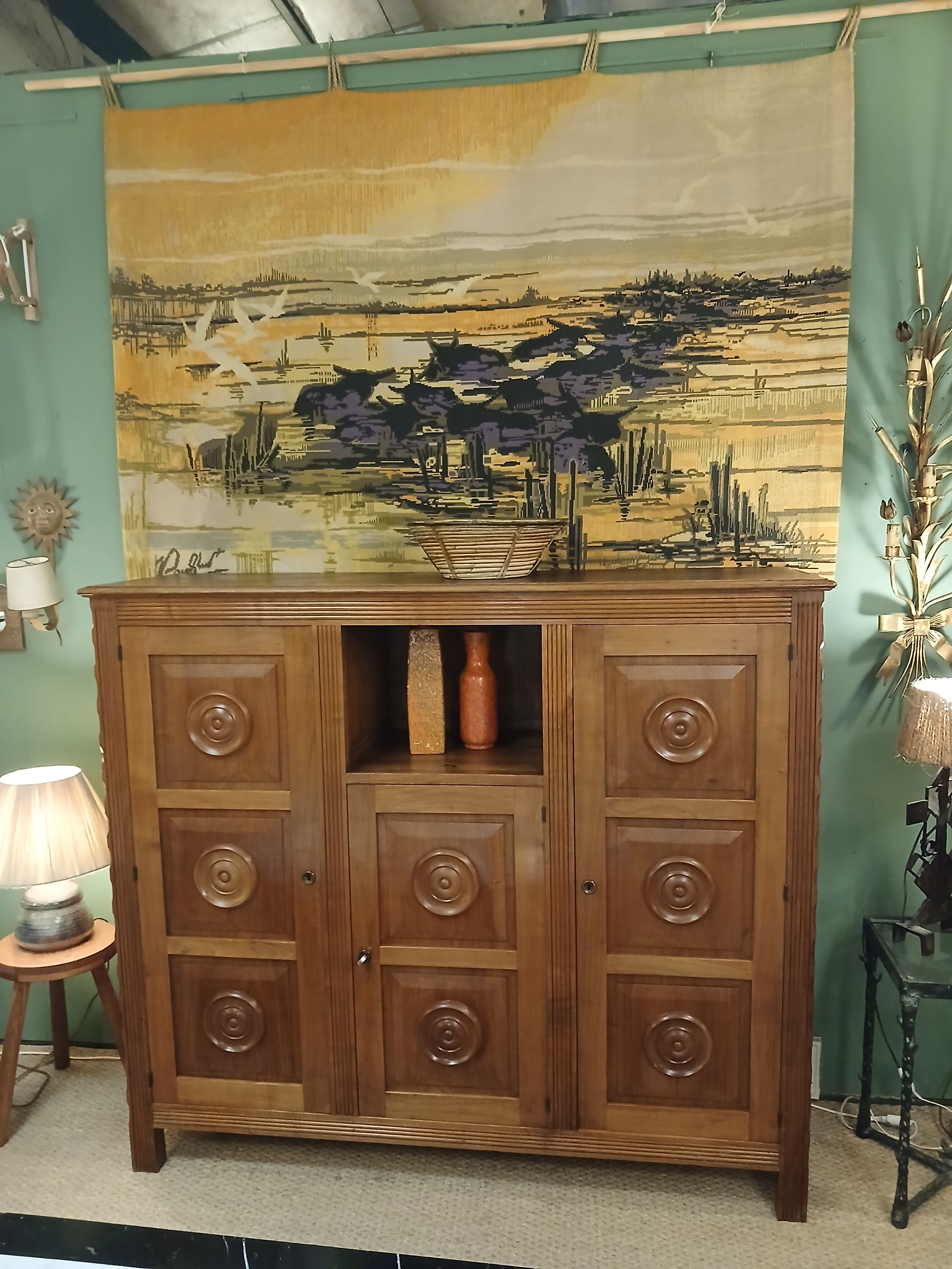 Buffet de style brutaliste