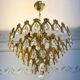 Lustre vintage en laiton doré avec des pampilles en cristal.
