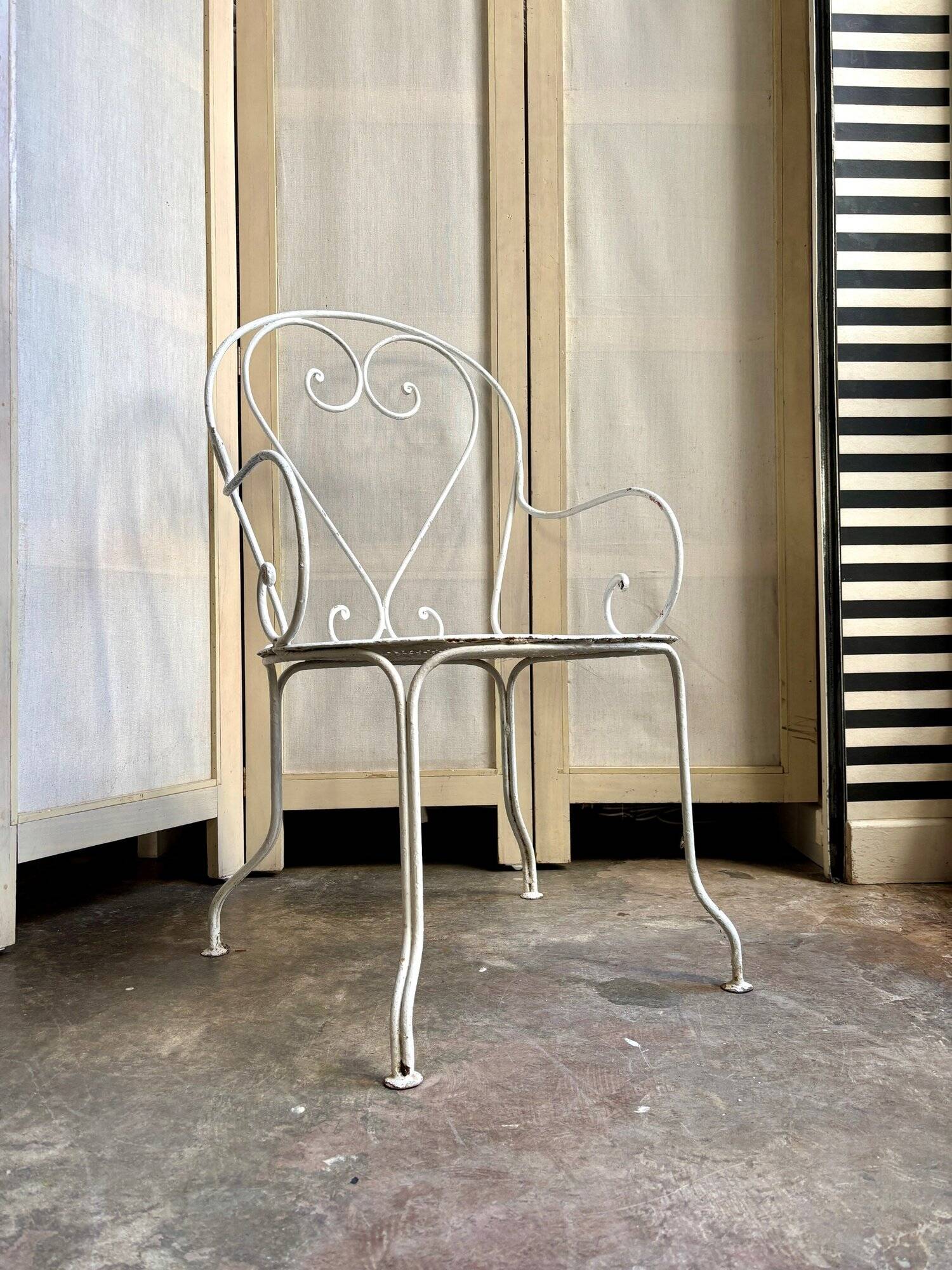 Fauteuil de jardin en fer forgé blanc