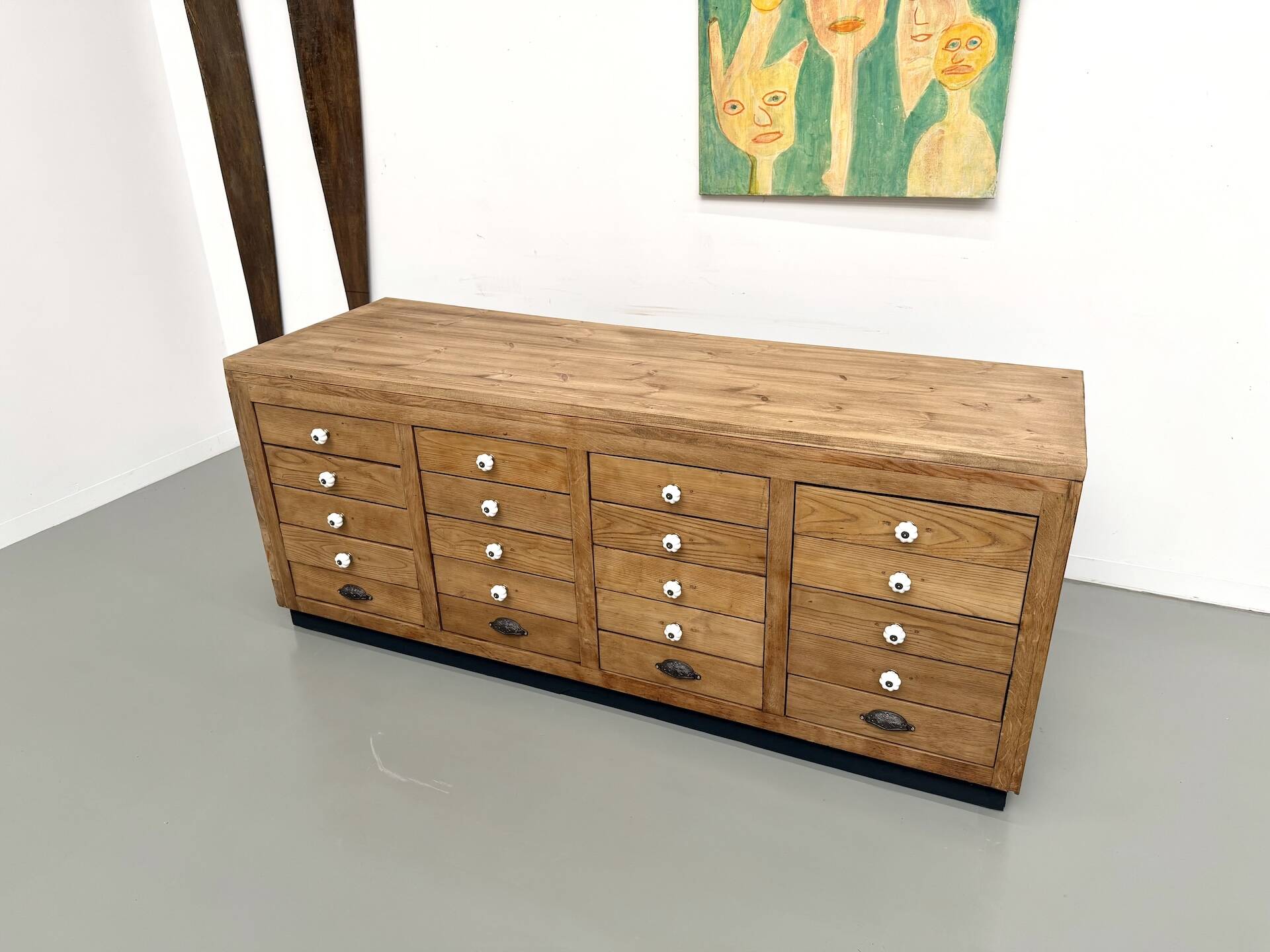 Double-sided display counter with 20 drawers