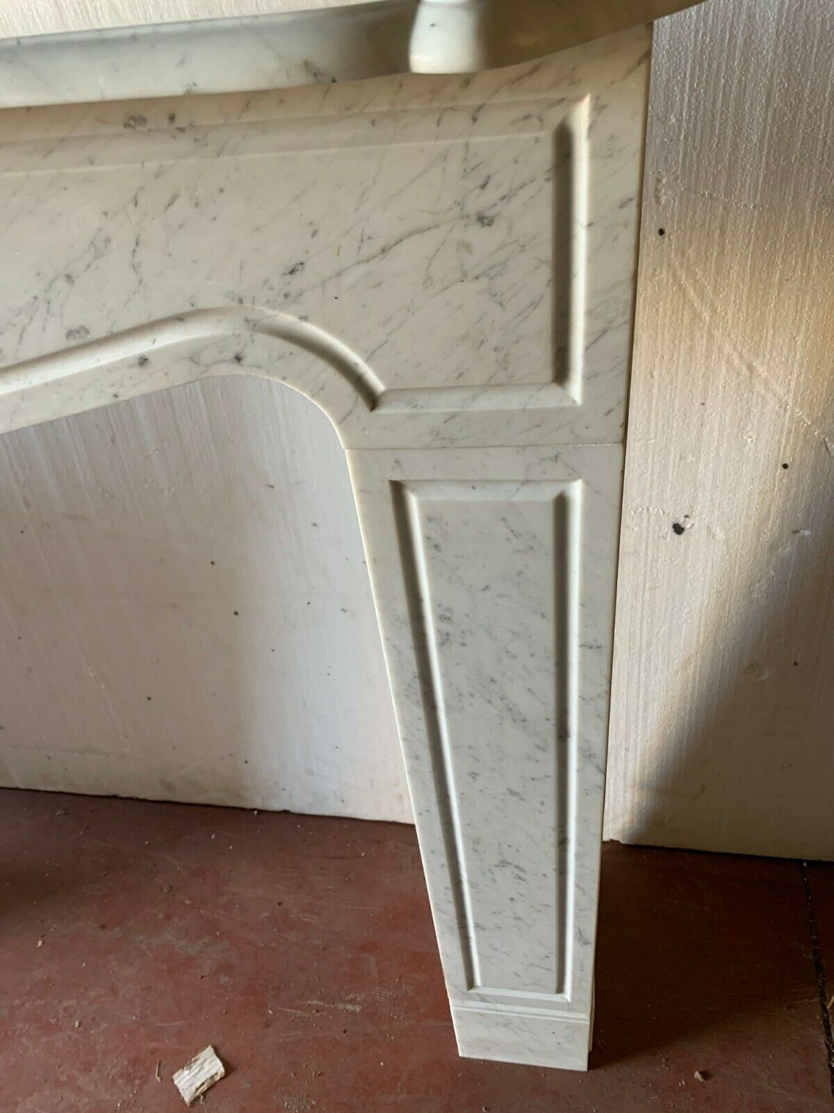 Veined white marble fireplace "model Pompadour a right jambage"