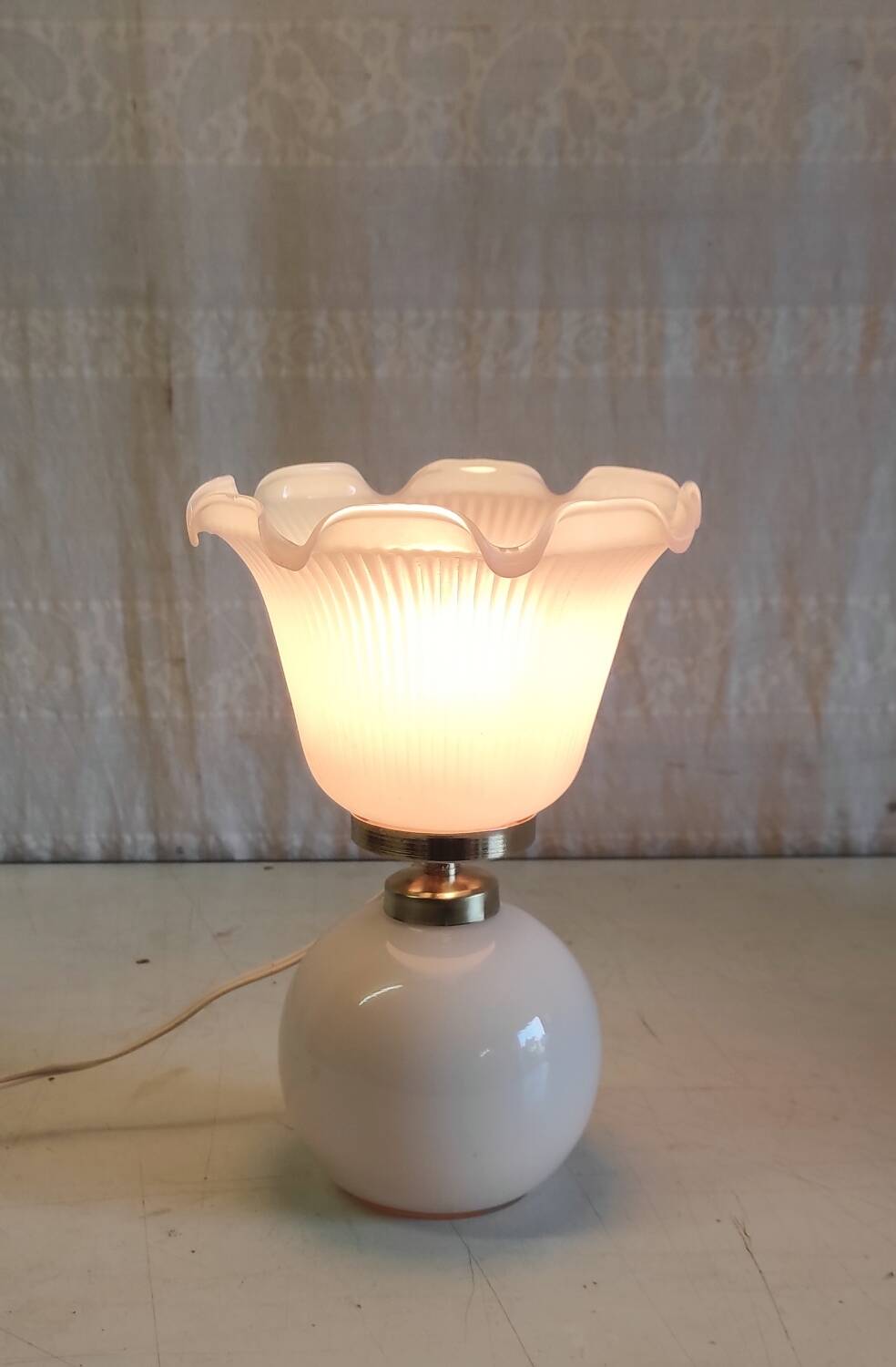 Lampe à poser en verre opalin rose - mid. XXeme