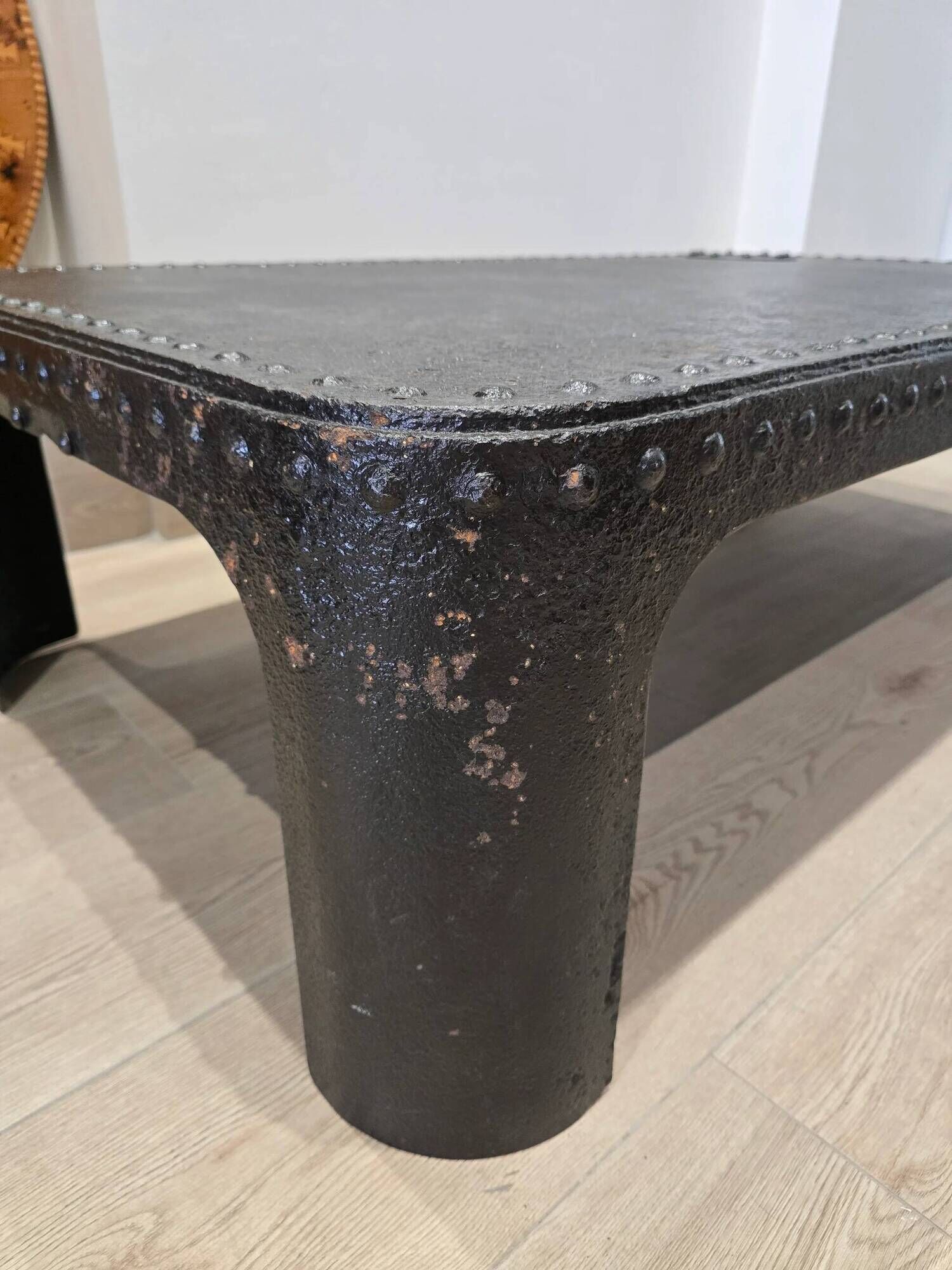 Industrial coffee table in riveted metal from around 1920 – black patina – 145 × 80 cm