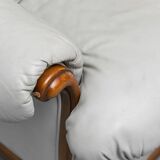 Canapé vintage 3 places en cuir gris et bois, moderniste des années 1950.