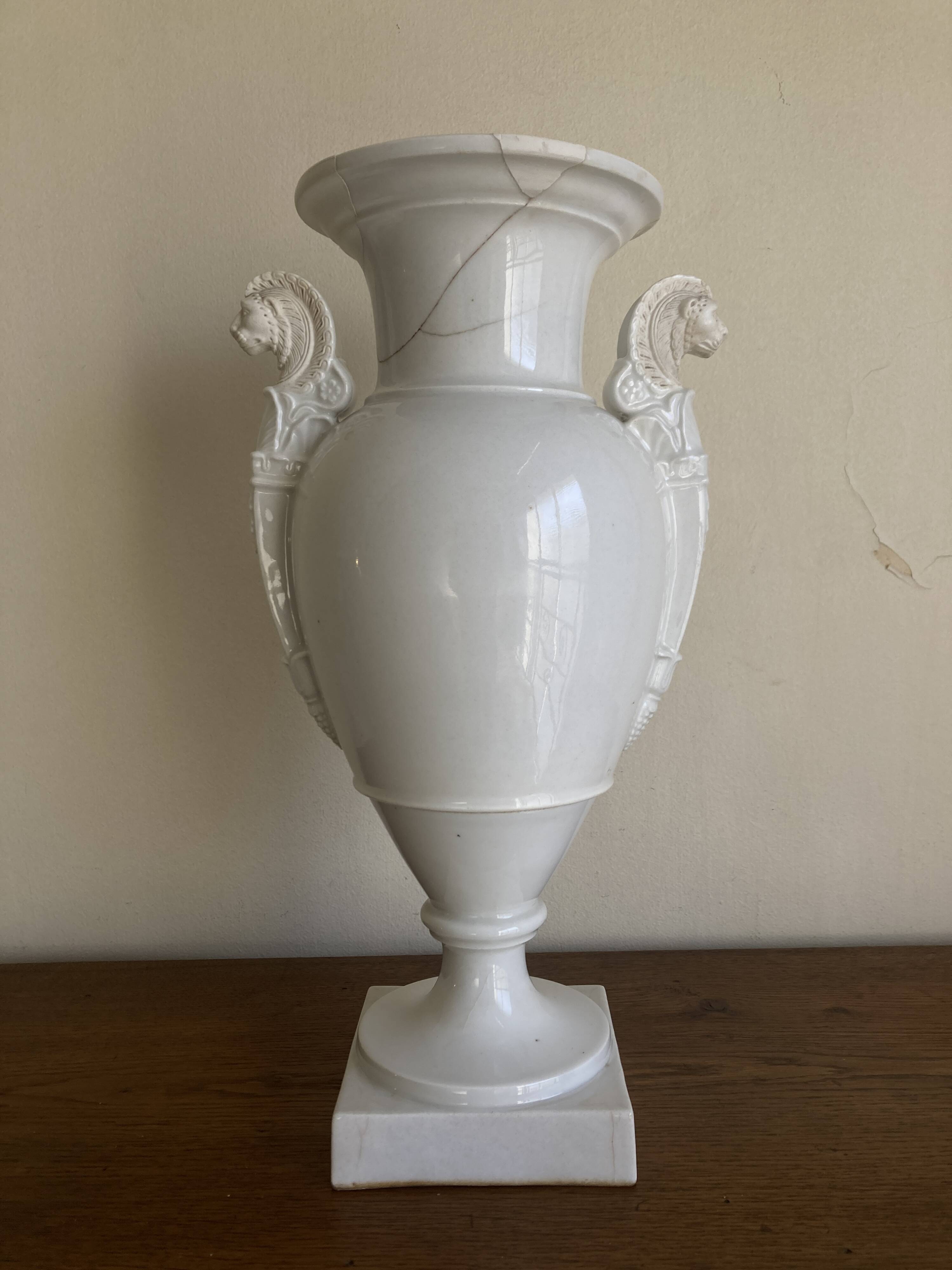 XXL white lion head neo-classical amphora vase from the Empire Consulate.