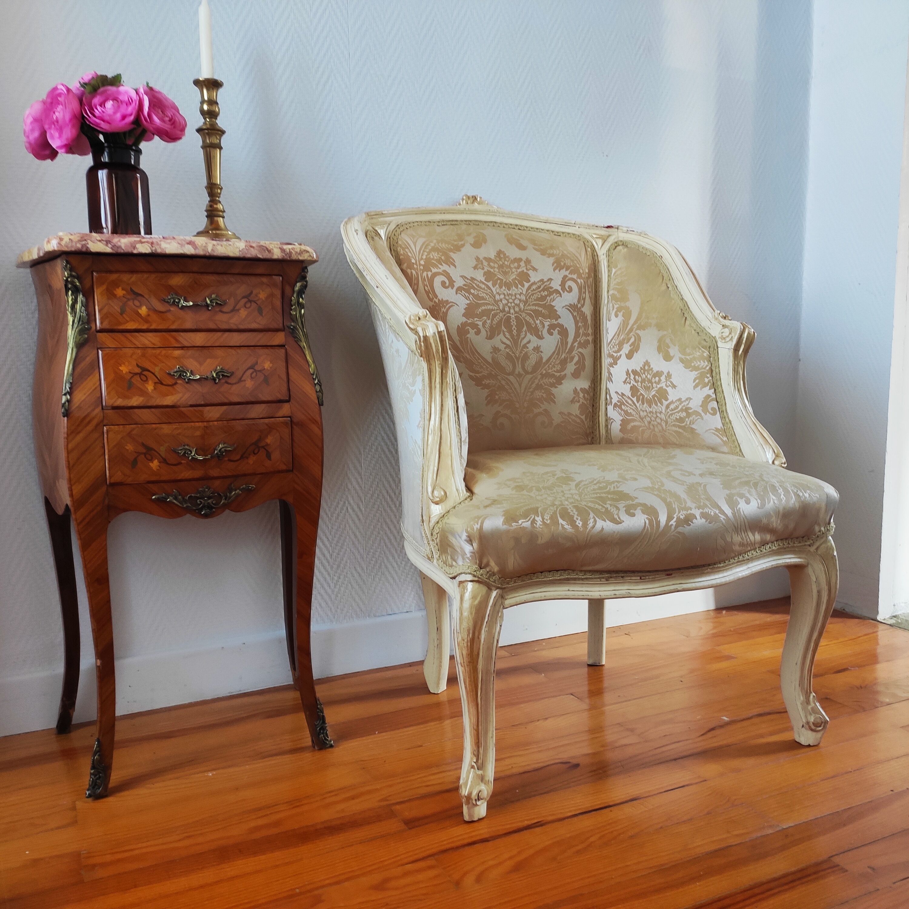 Fauteuil ancien bergère style Louis XV patiné