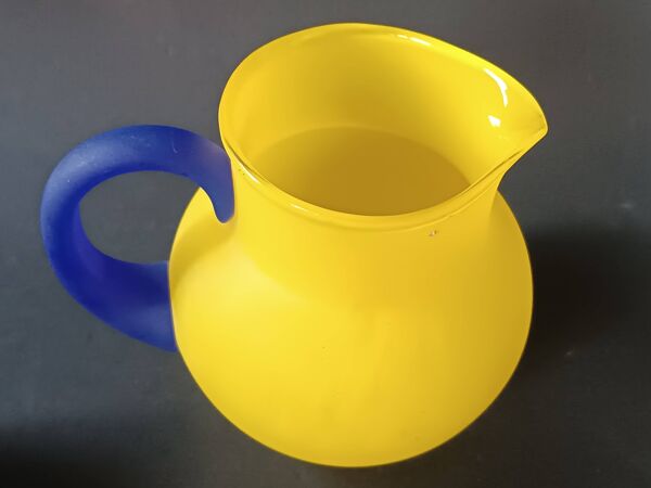 2 pichets en verre jaune et bleu, 1990