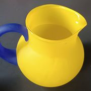 2 pichets en verre jaune et bleu, 1990