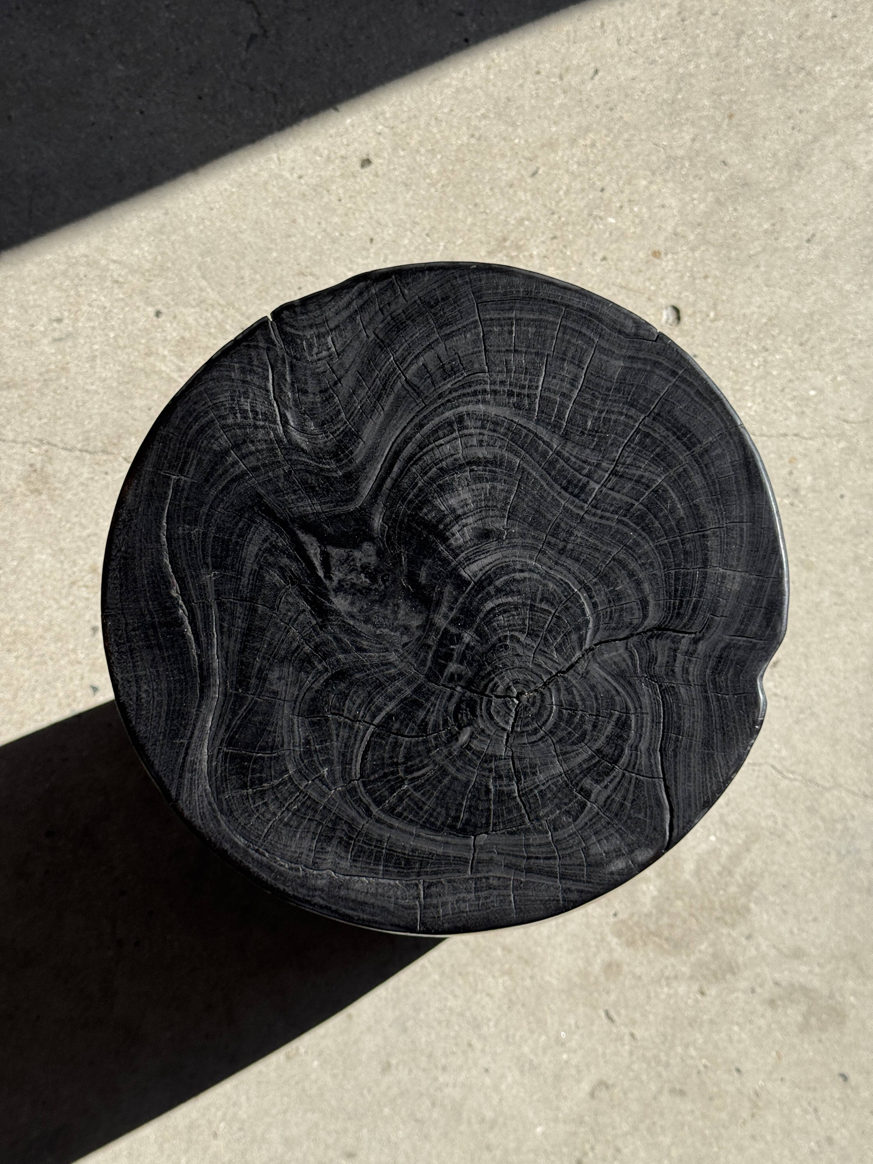 Stool, side table, end table in solid mango wood, cylindrical.