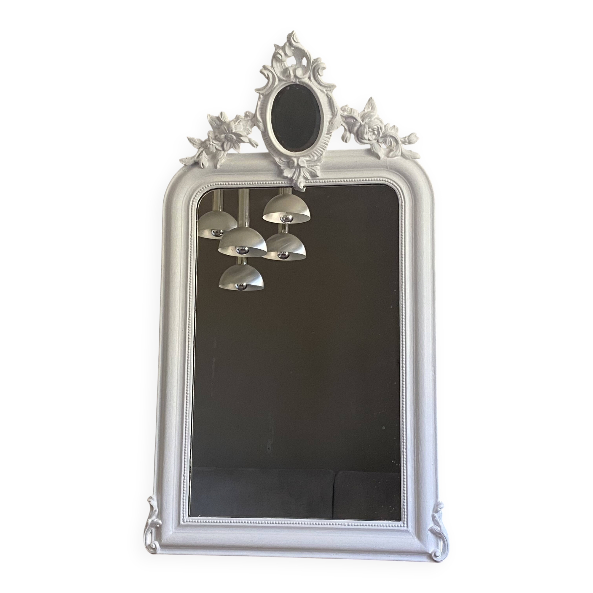 Late 19th-century mirror with a decorated pediment. 112x66.