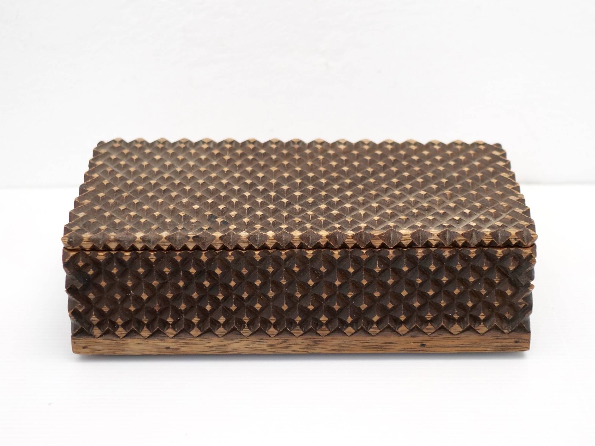 Brutalist pocket emptier with lid