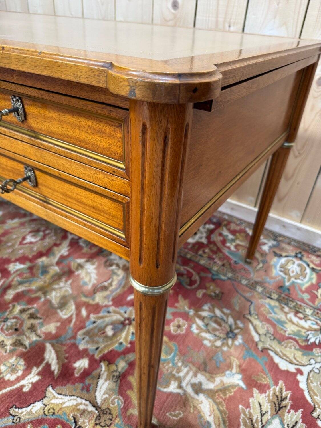 Flat desk with sliding shelves – Louis XVI style – Mahogany, leather and lace