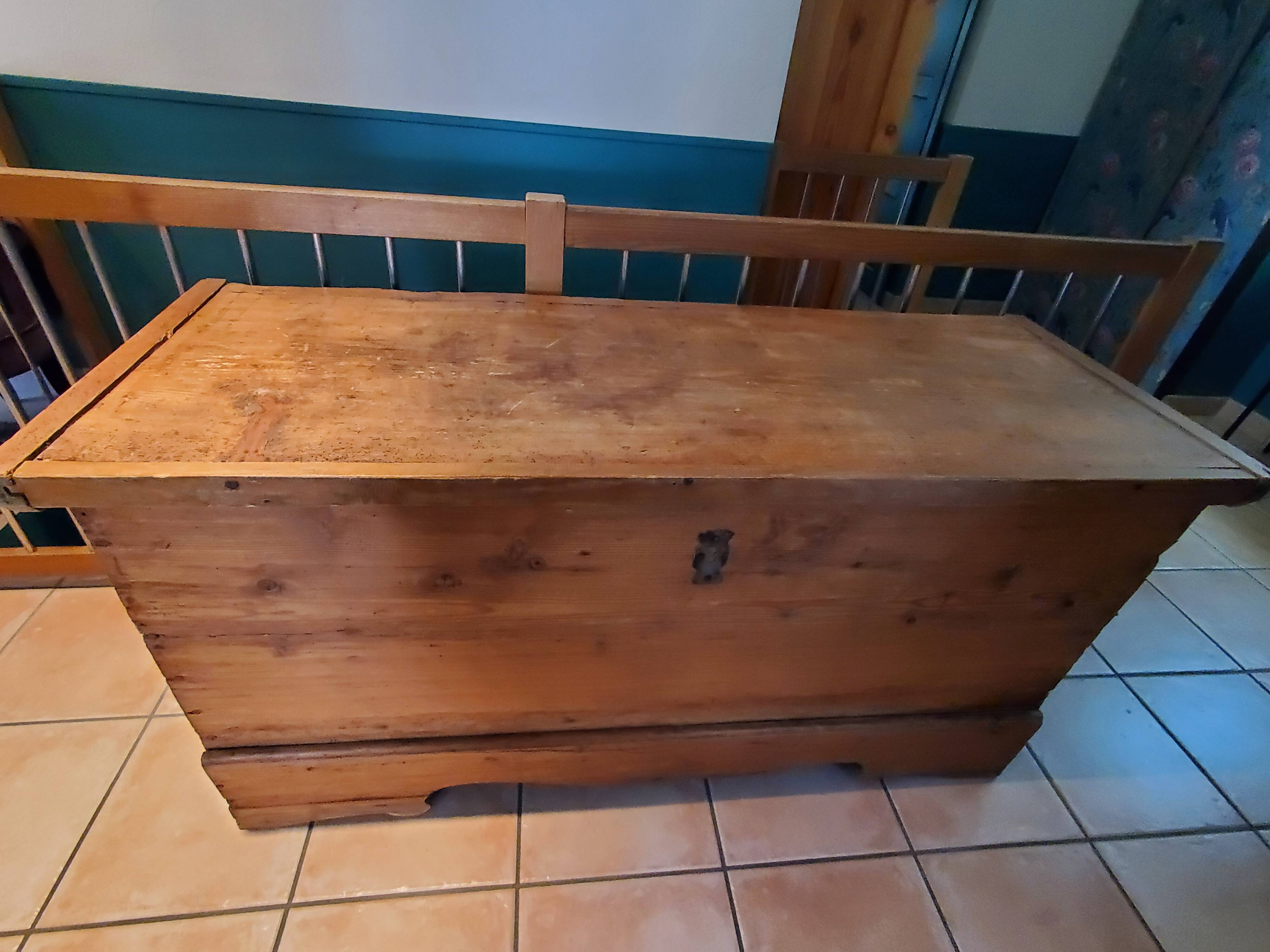 Coffre de mariage en bois massif