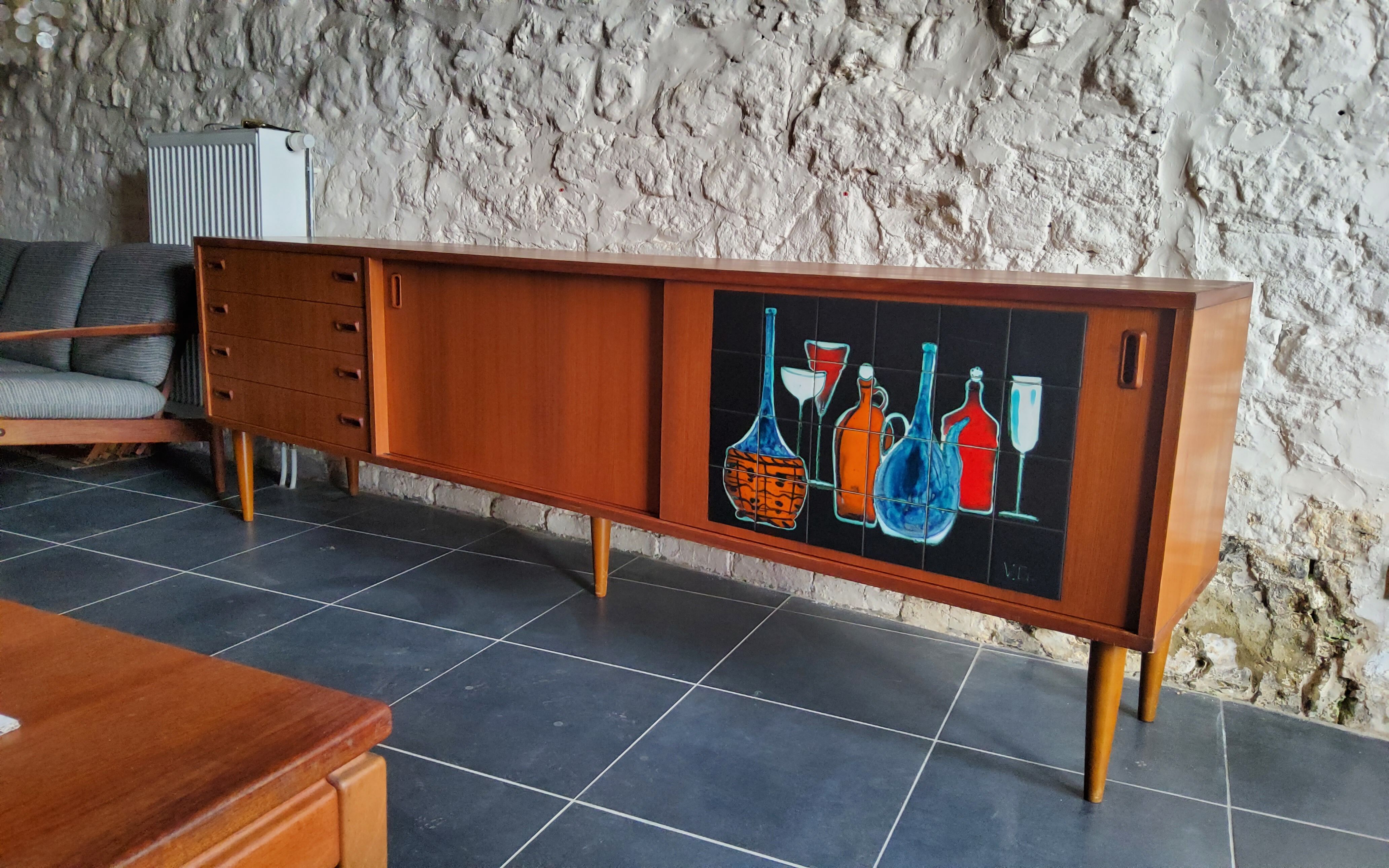 Vintage row with sliding doors and ceramic decoration