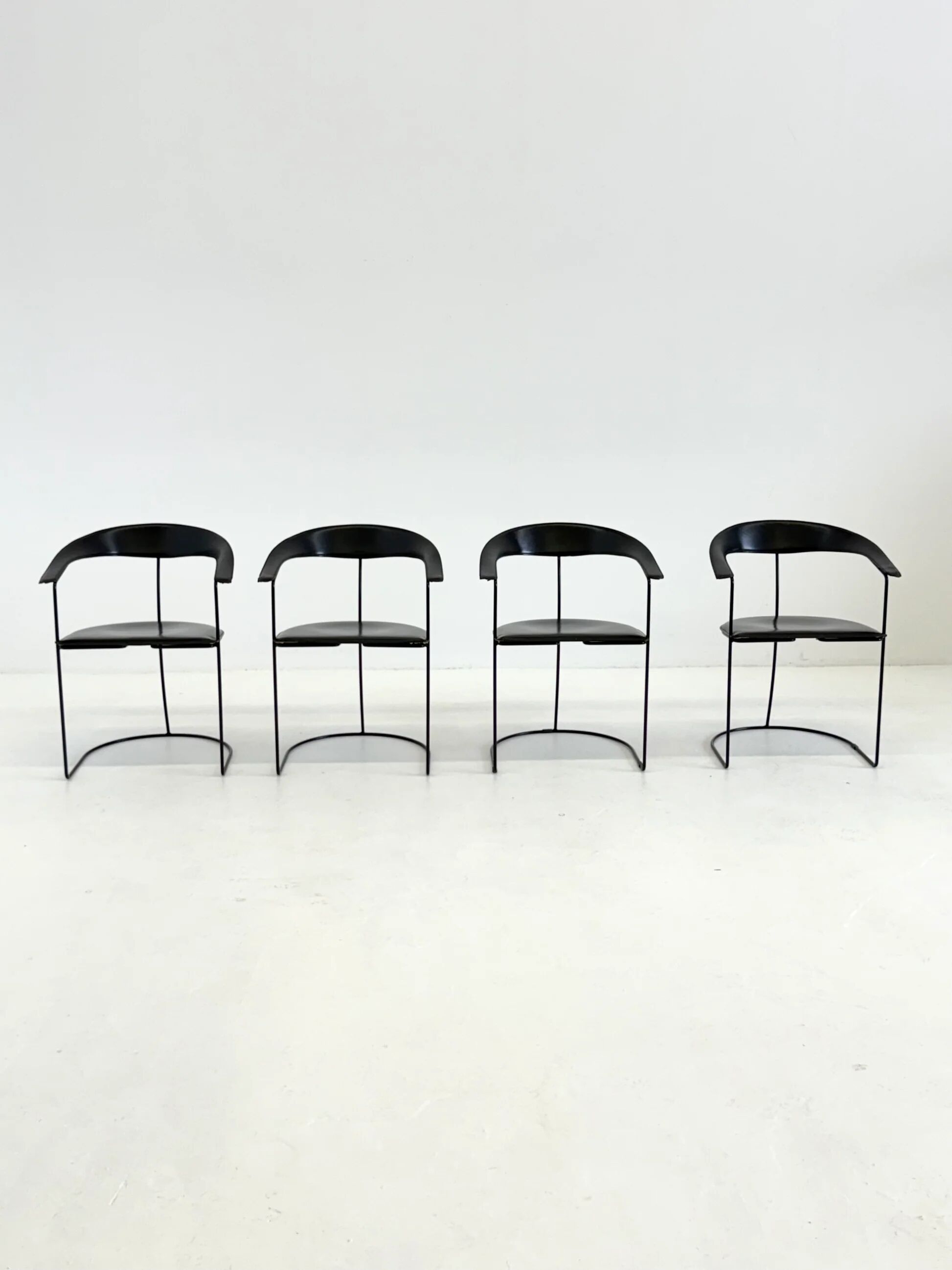 Ensemble de 8 chaises de salle à manger vintage Arrben Ursala en cuir noir.