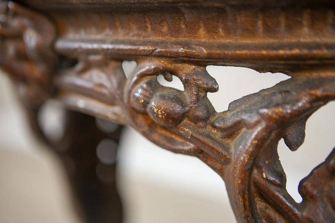 Table basse ovale vintage sur base en fonte, années 1950