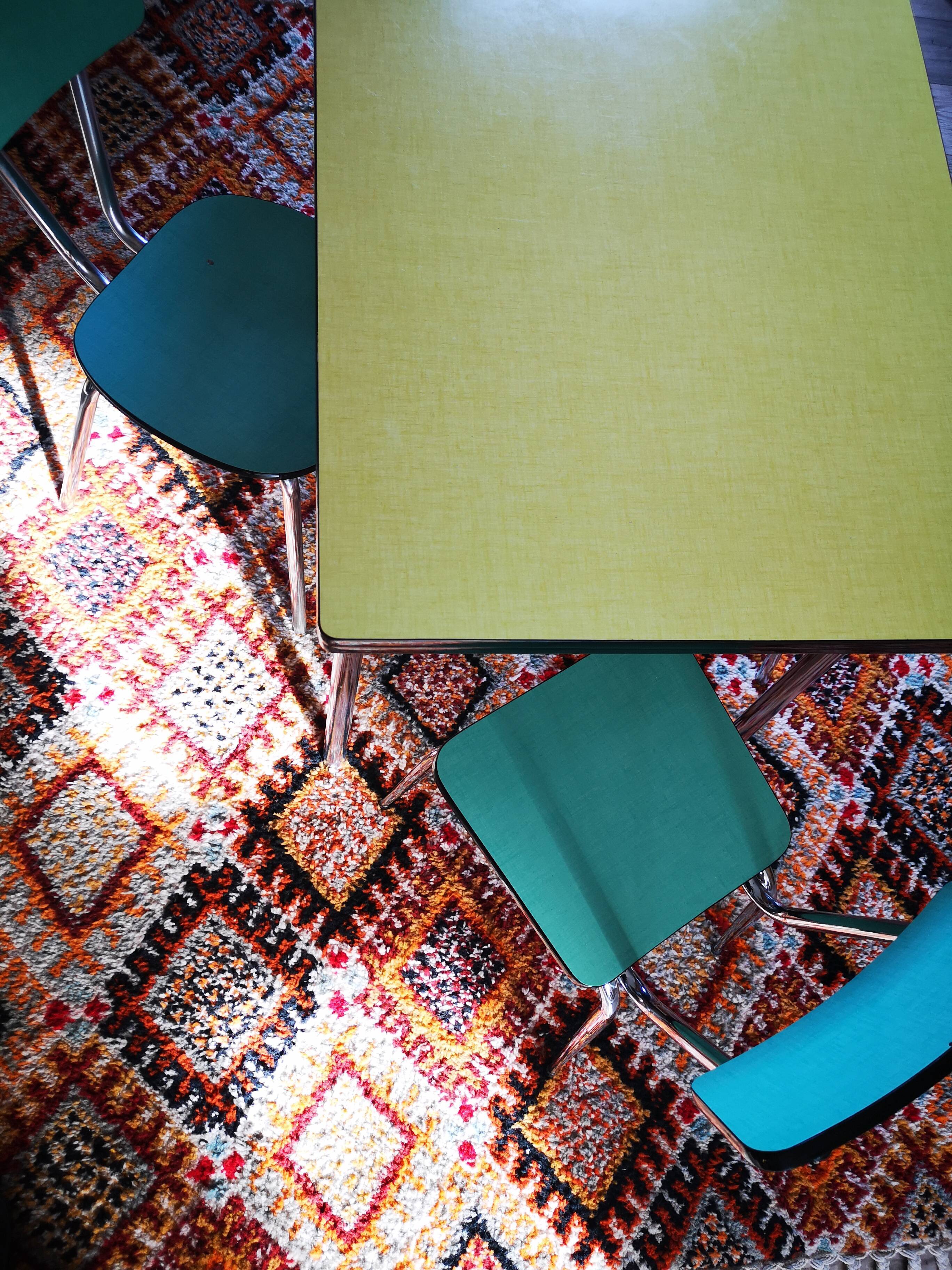 Stretch table set in formica and 4 chairs