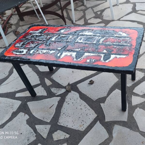 Table basse en céramique sur dalle de pierre de lave vers 1950