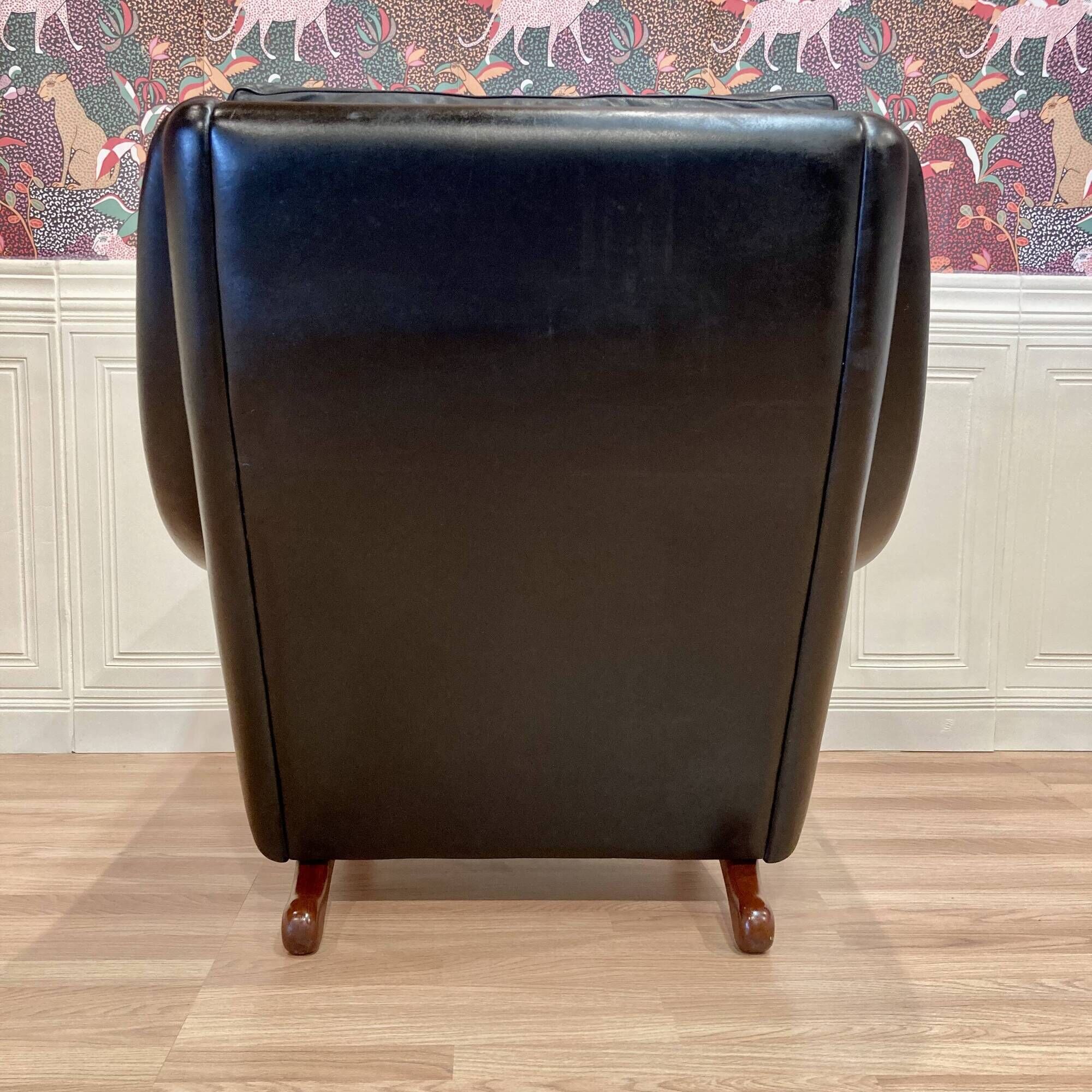 Large scandinavian armchair aage christiansen black leather and its ottoman 1950.