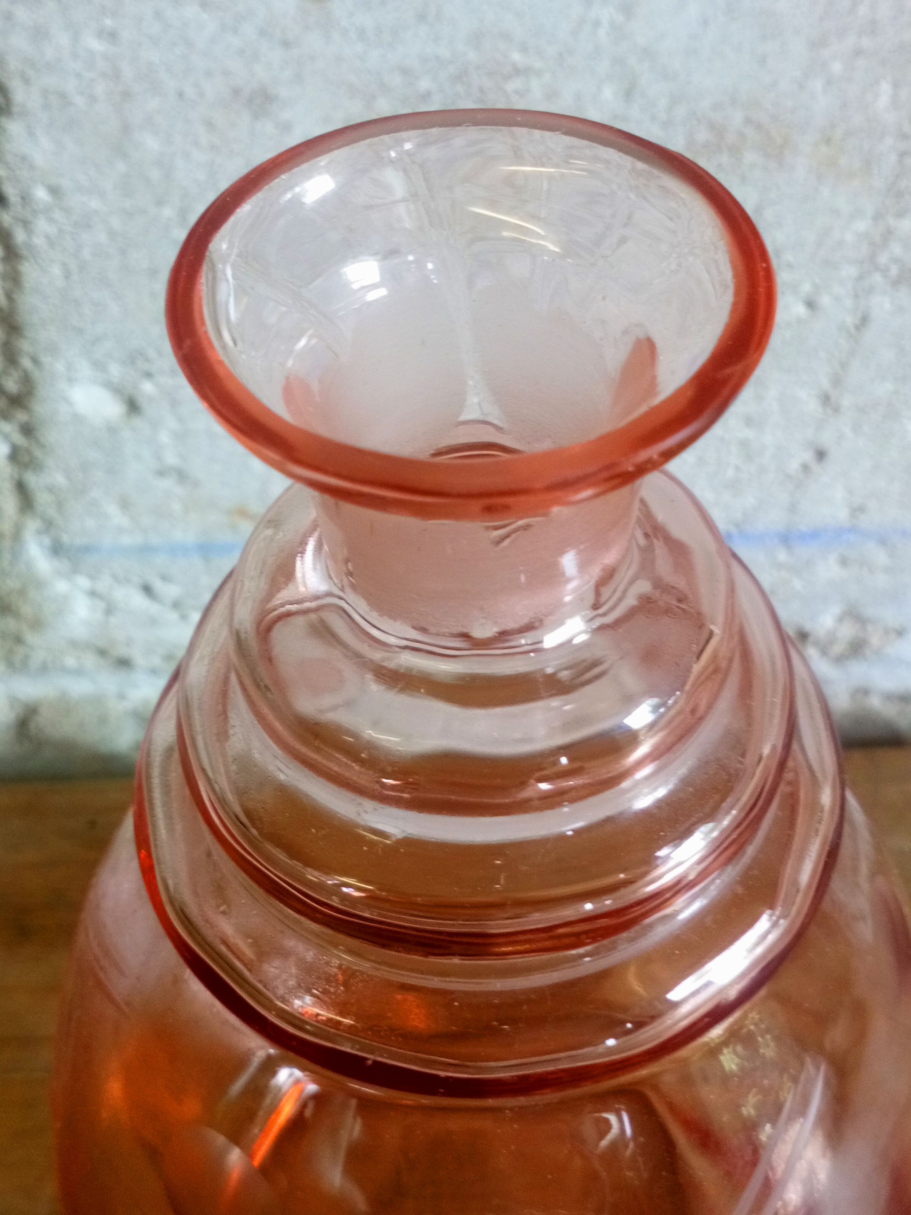 Carafe en verre gravé rose