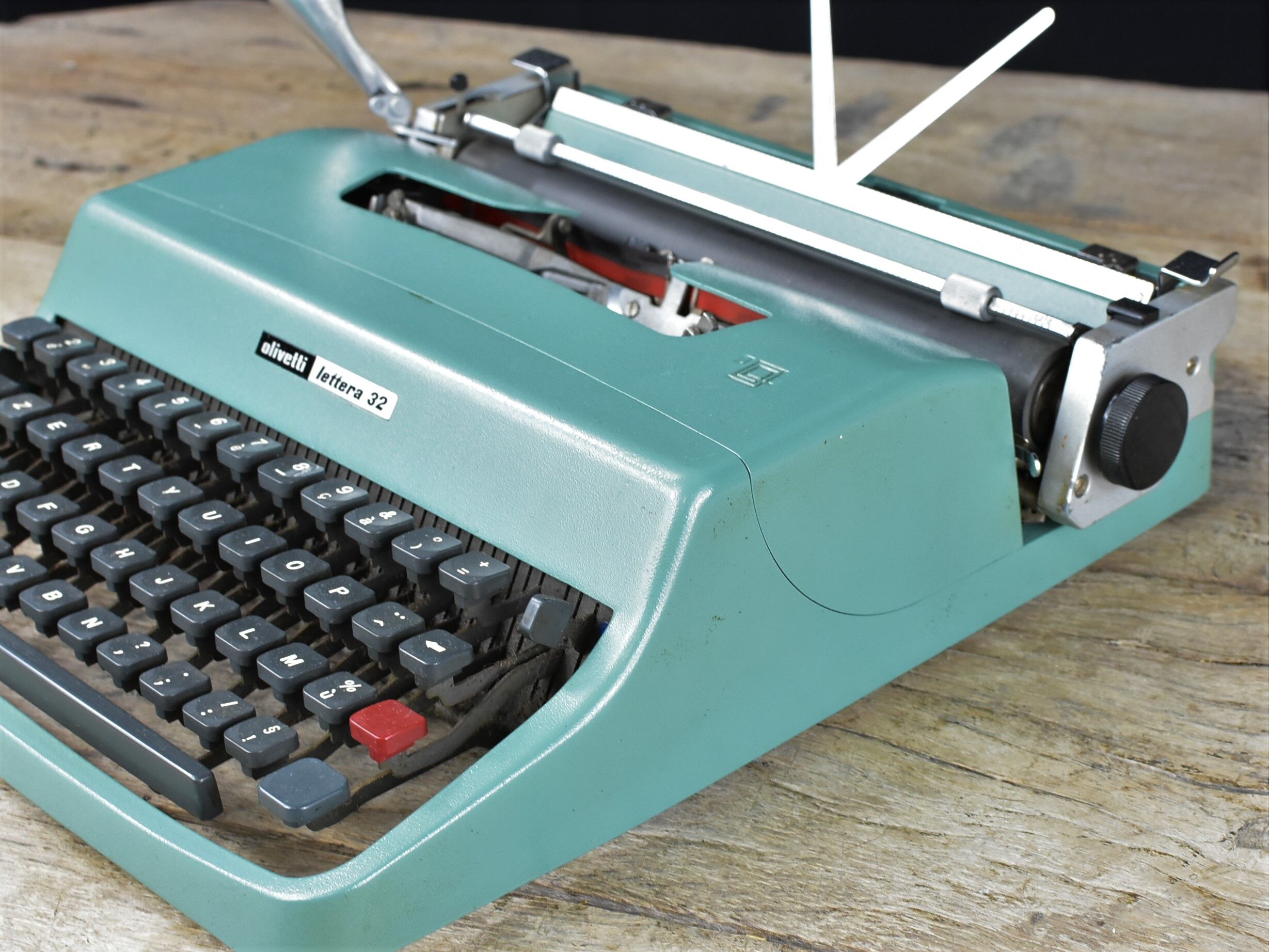 Typewriter Olivetti lettéra 32