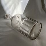 Glass decanter without cap