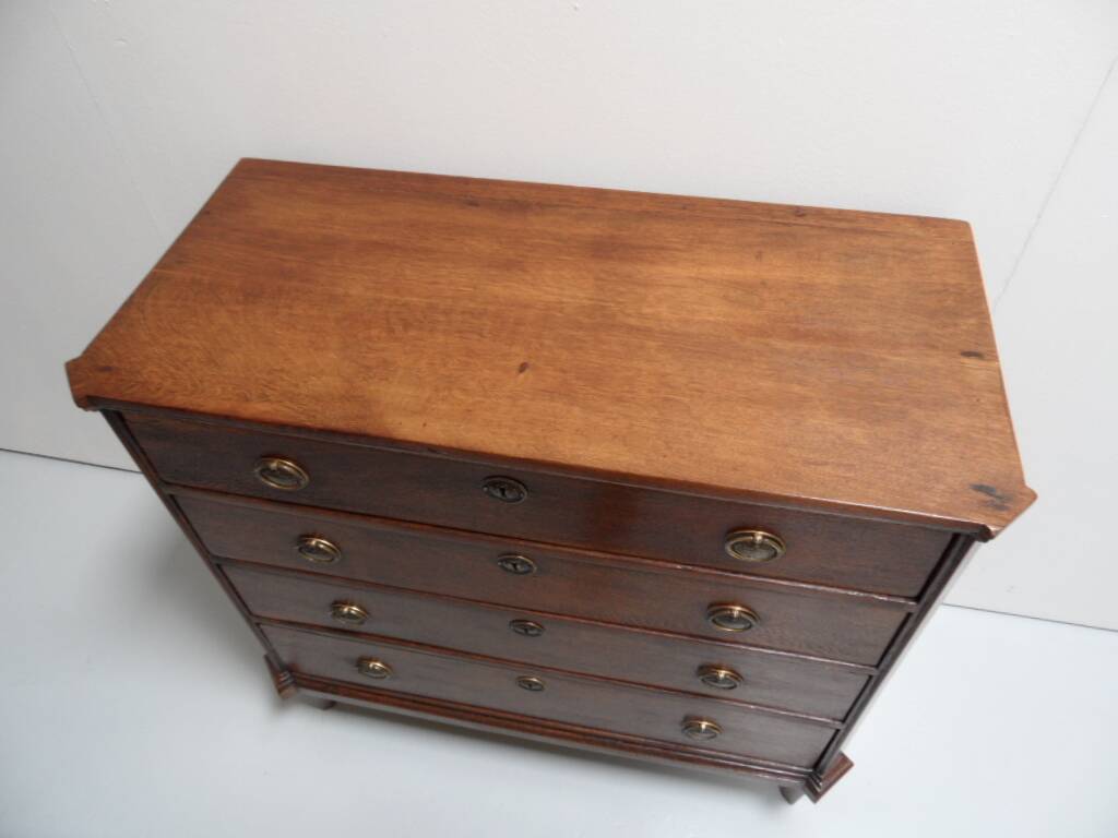 Antique oak chest of drawers