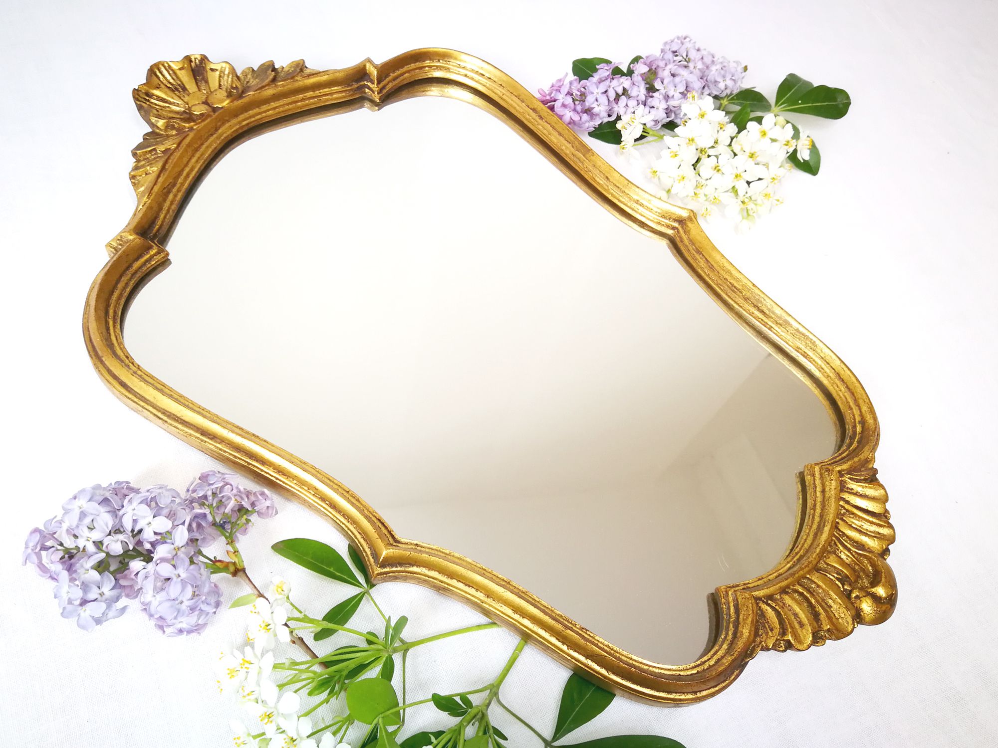 Baroque-style wall mirror / H49 cm x 30 cm /Decor shell and foliage / Golden with gold leaf