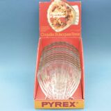 Lot of 12 vintage scallop shell cups in PYREX 435 glass, new in their display