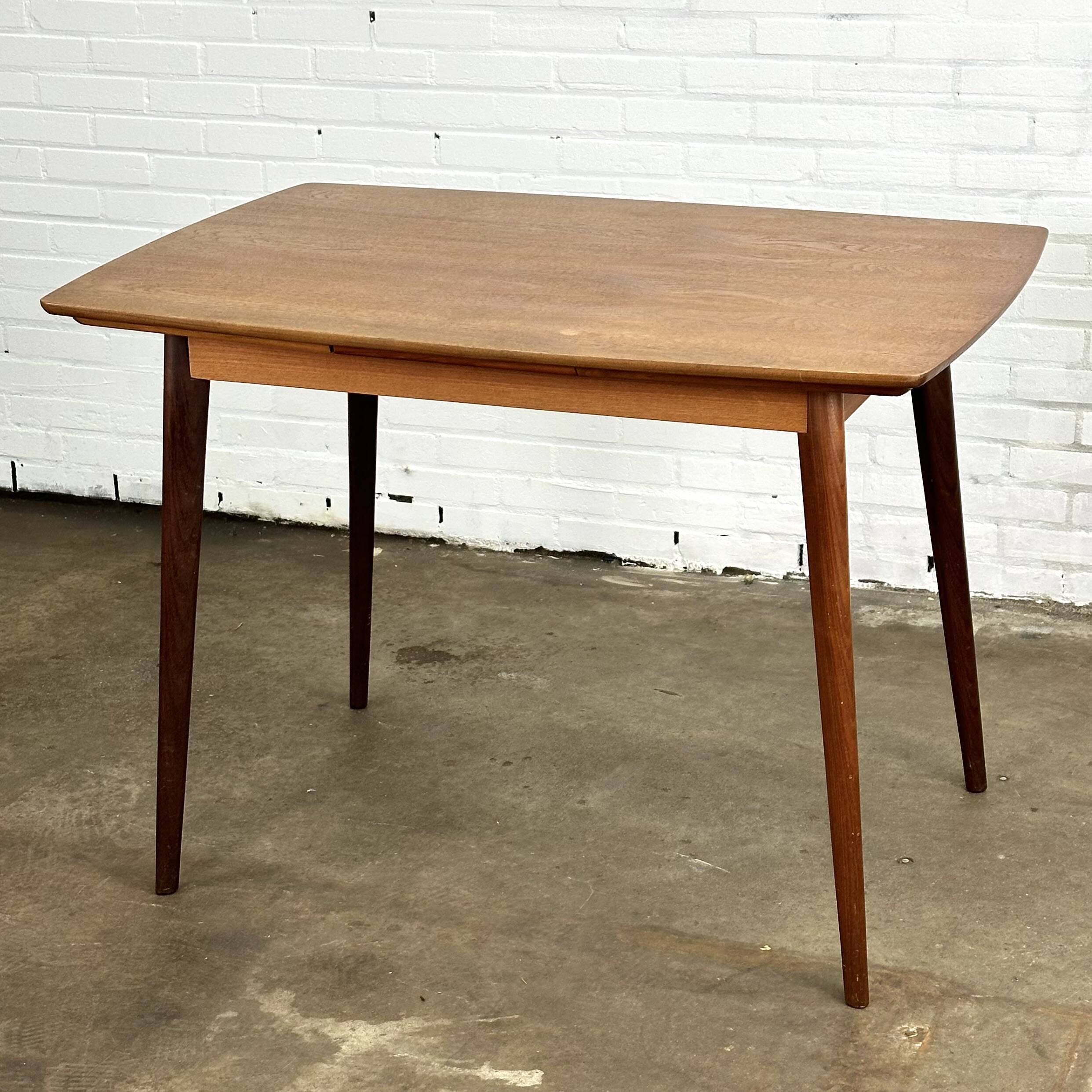 Extendable vintage dining table in teak wood