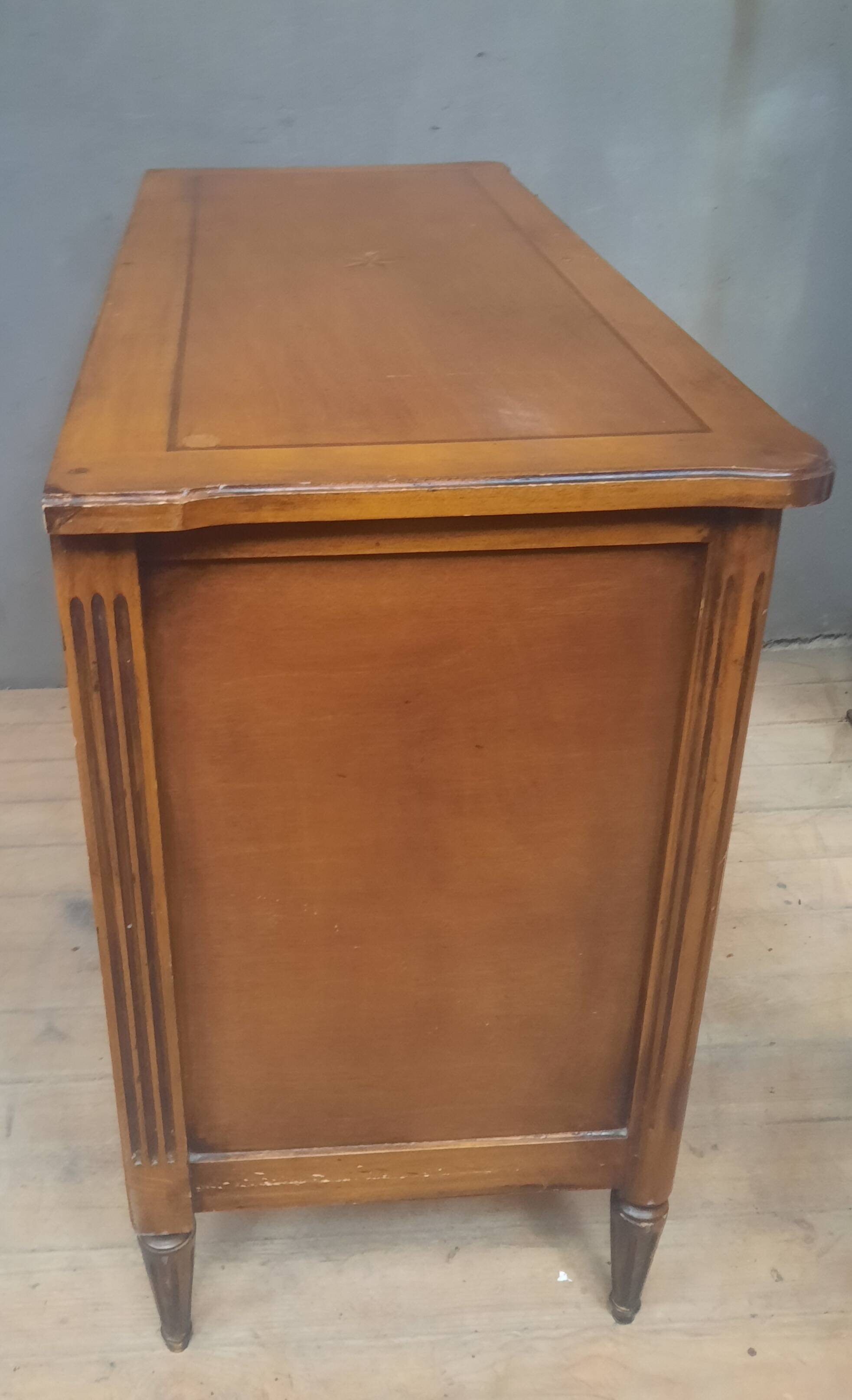Commode de style Louis XVI à trois tirroirs