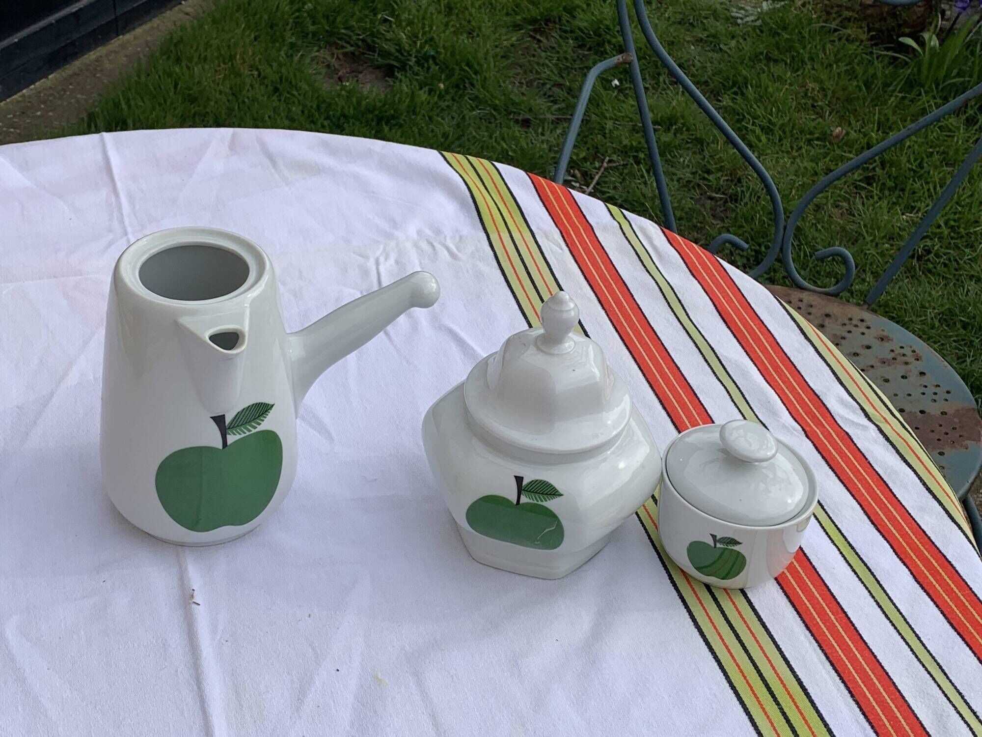 Chocolatiere coffee maker and two sugar bowls, made in Germany, Bavaria, Bareuther, waldsassen, number 283
