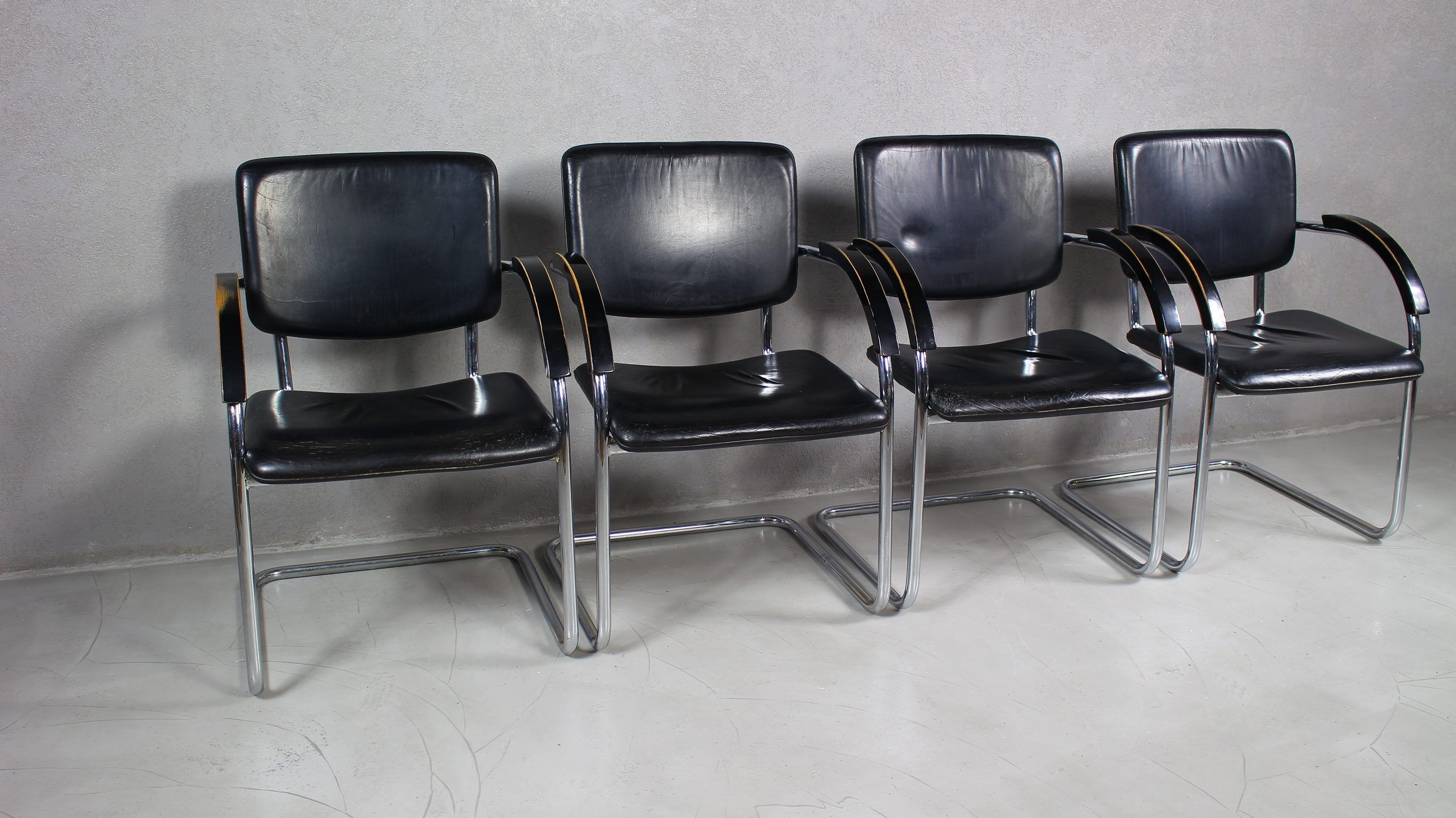 Set of 4 vintage tubular steel lounge chair