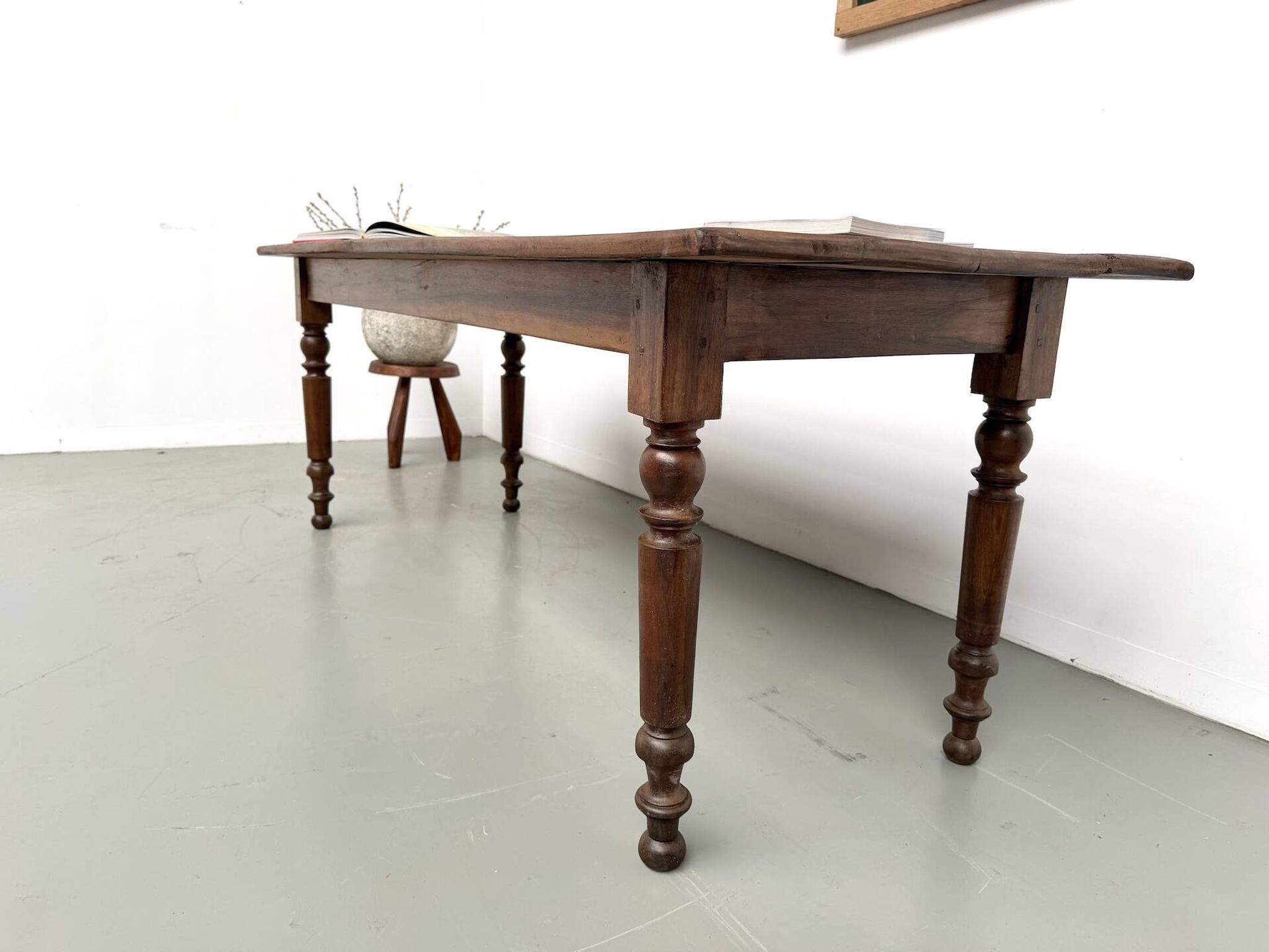 Table de ferme en noyer massif, pieds tournés, 1920