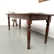 Table de ferme en noyer massif, pieds tournés, 1920
