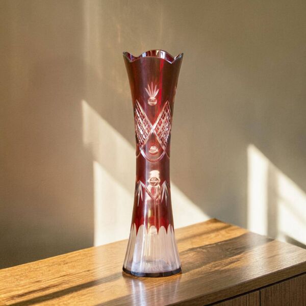 Vase ancien rubis en verre de Bohème taillé à la roue