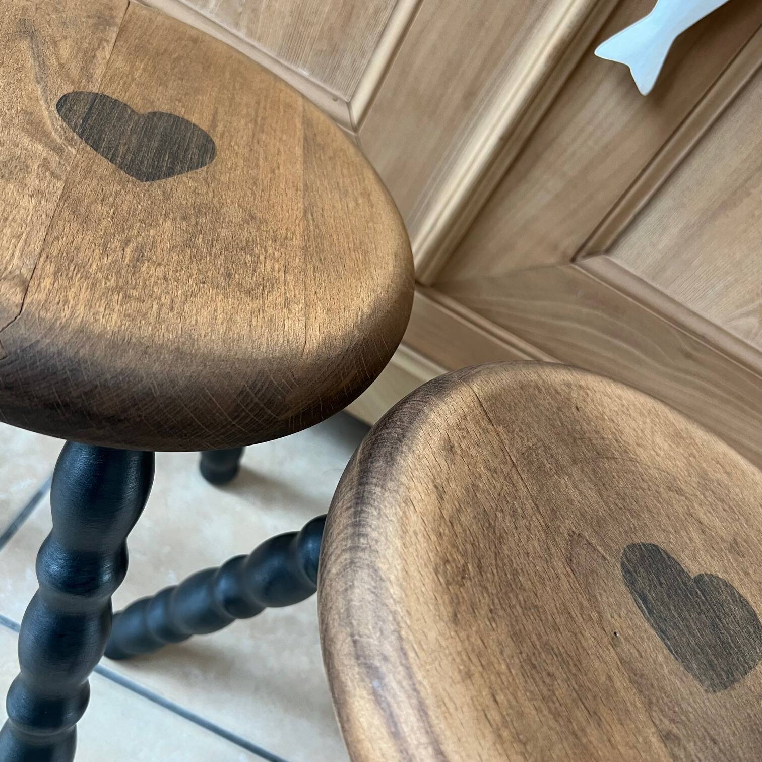 Duo de tabourets tripodes