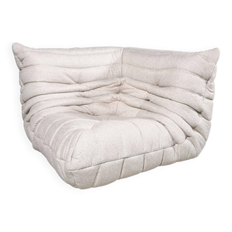 Cream fabric Togo chaise longue by Michel Ducaroy for Ligne Roset, circa 1970.