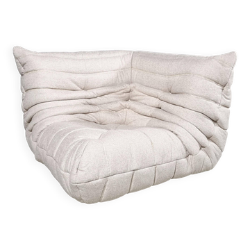 Cream fabric Togo chaise longue by Michel Ducaroy for Ligne Roset, circa 1970.