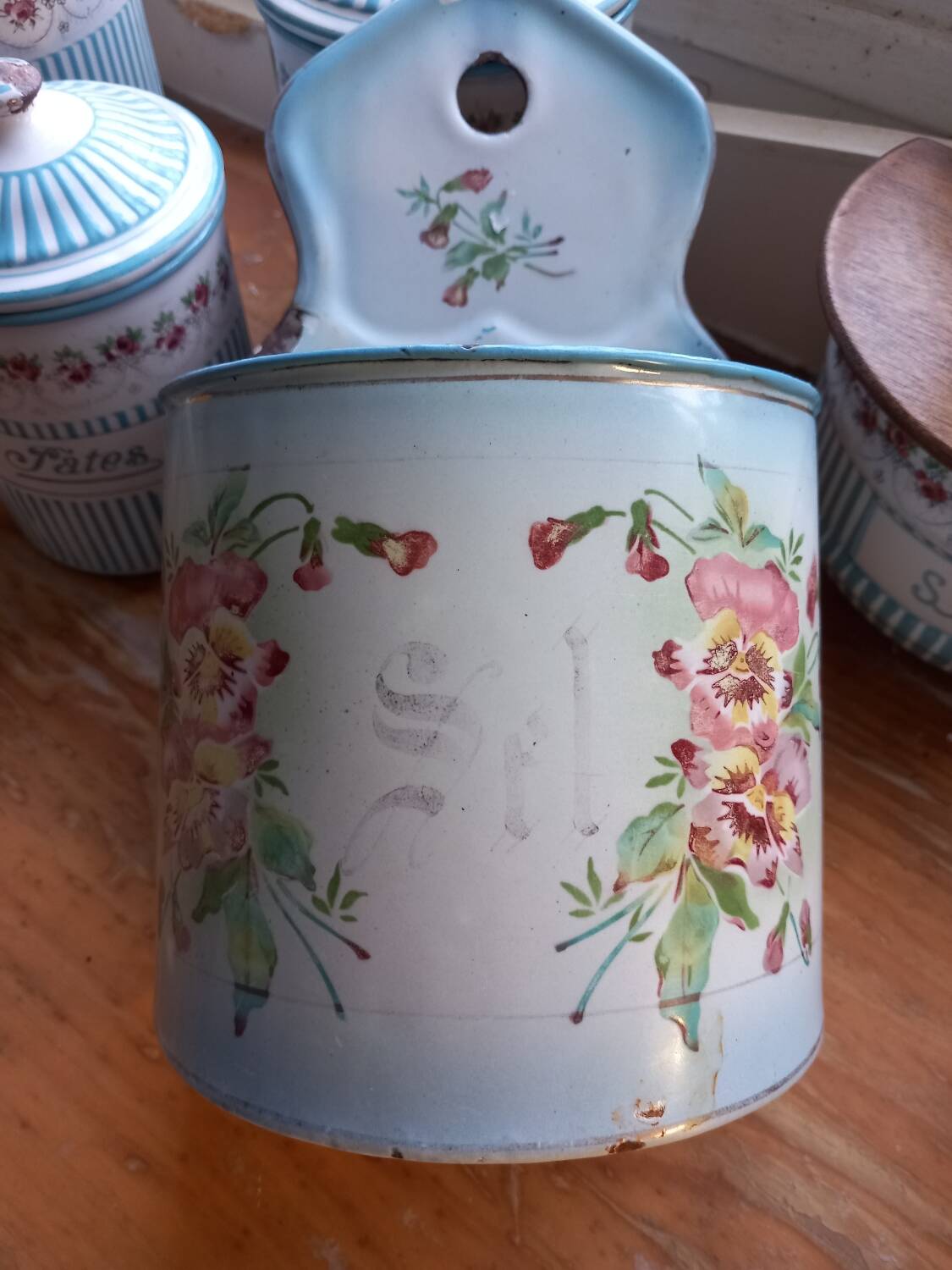 Enameled sheet salt box