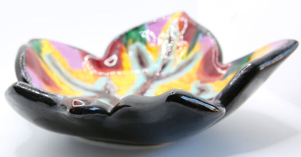 Coupe feuille vintage en barbotine multicolore dans le style Vallauris