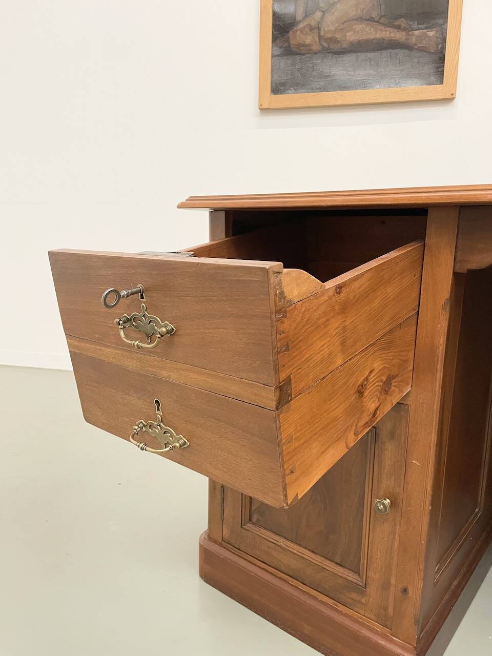 Comptoir ou bureau en noyer années 50