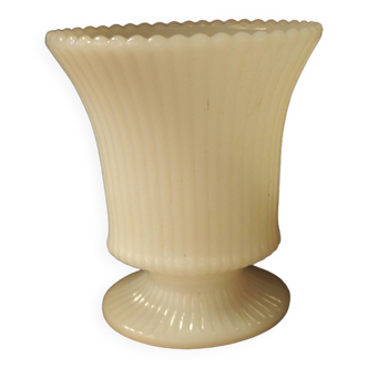 Vase en opaline blanche