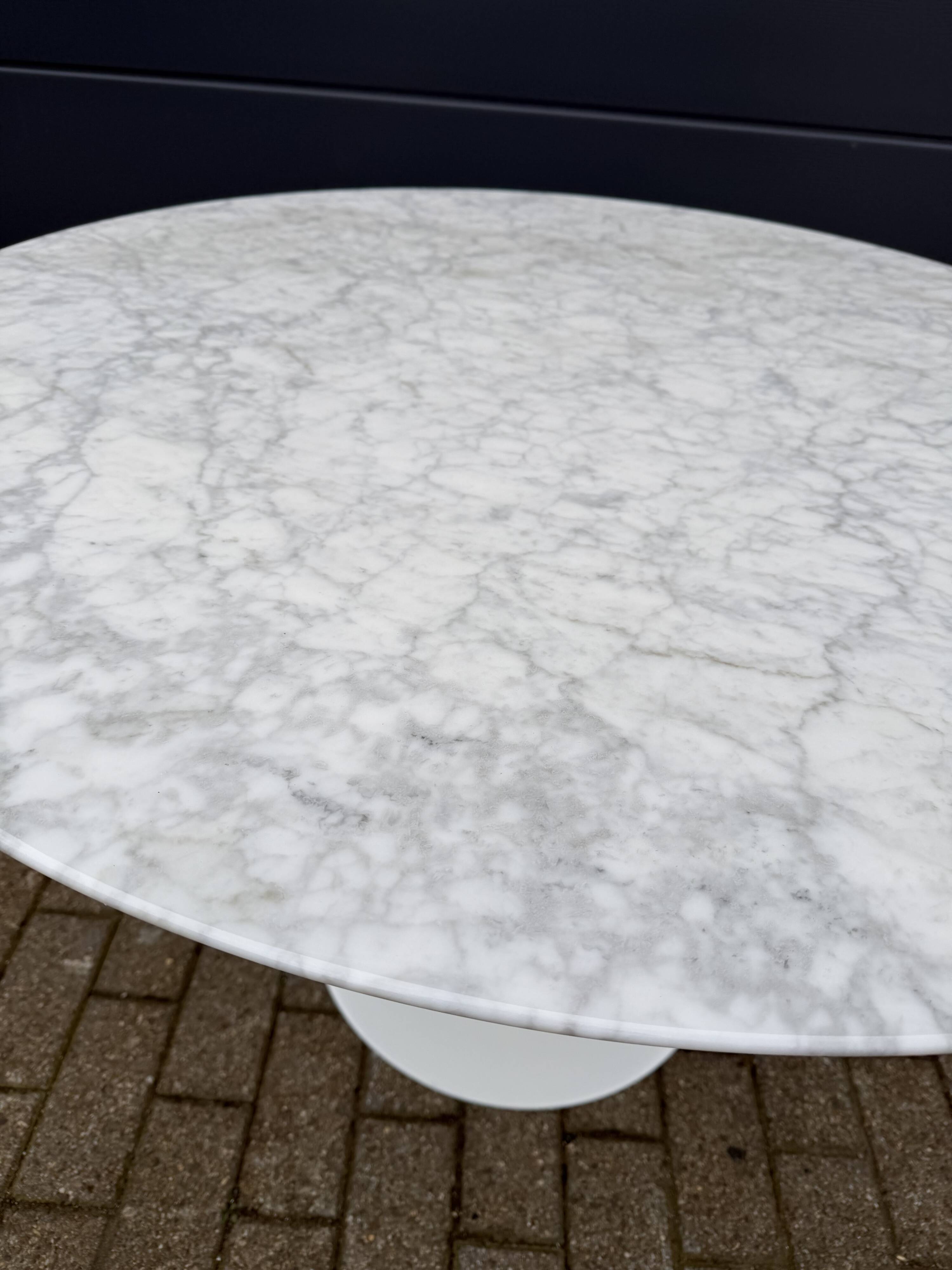 Original Knoll Tulip dining table in Carrara marble (120cm)
